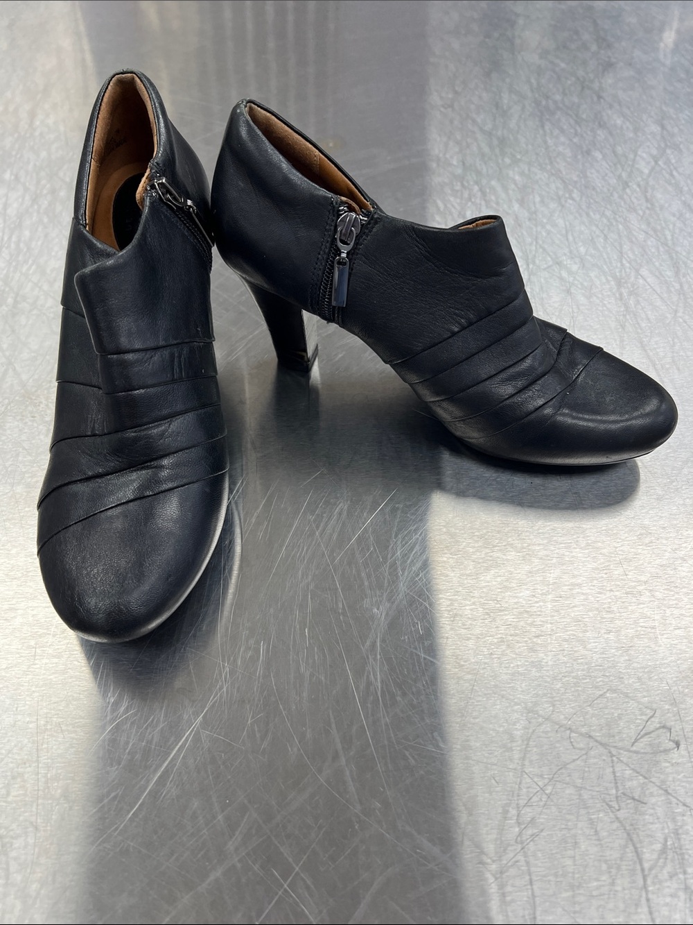 Clarks Black Leather Ankle Booties with Side Zipper Women’s 7